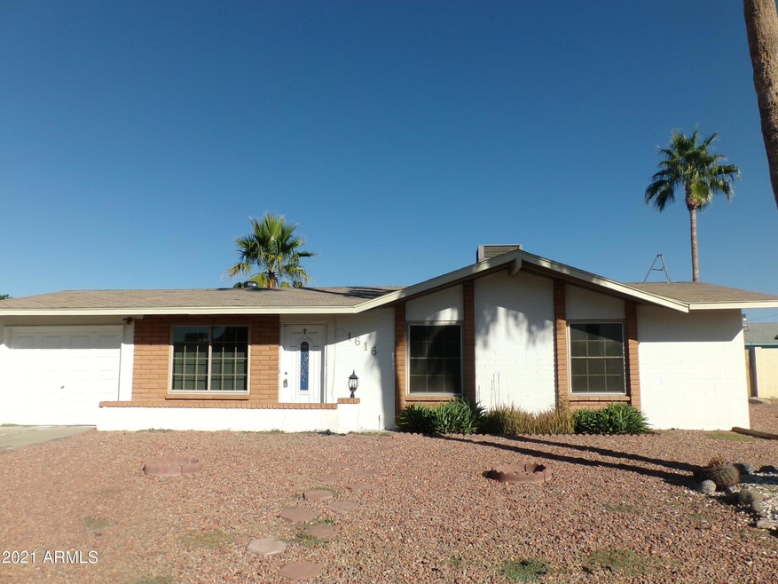 3b/1b, 1-car garage, 1 carport, pool