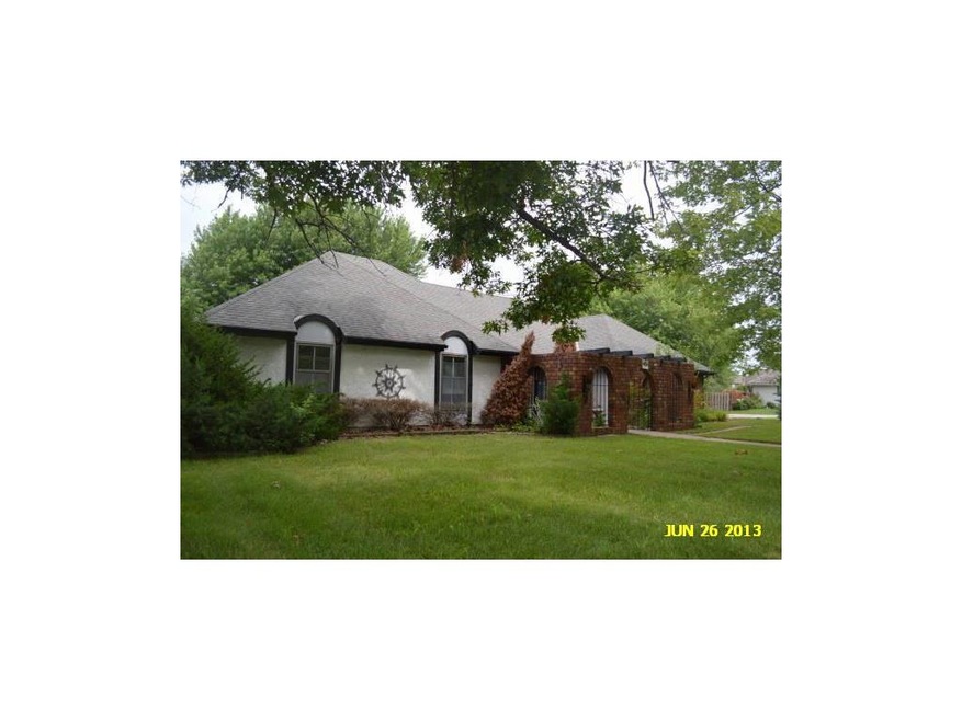 404 S Silver Top Ln, Raymore, MO 64083 - photo 1