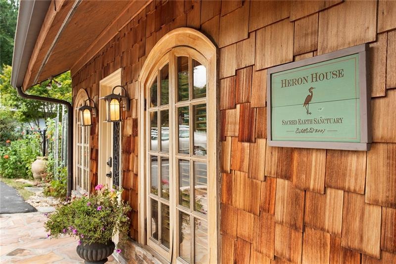 A historic building in Mountain park, the Heron Ho