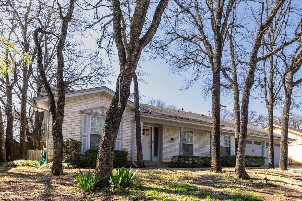 1013 Henson Dr, Hurst, TX 76053 - photo 1