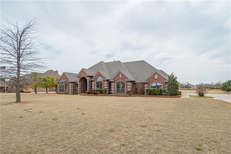 Beautiful executive home in Quail Lake Estates. Gr