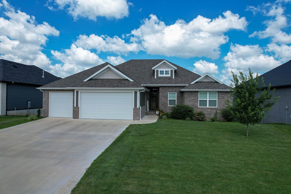677 N Fox Hill Cir, Nixa, MO 65714 - photo 1