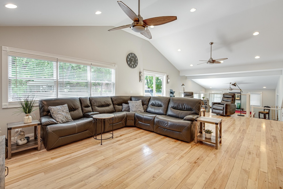 827 S Euclid Ave, Elmhurst, IL 60126 - photo 1