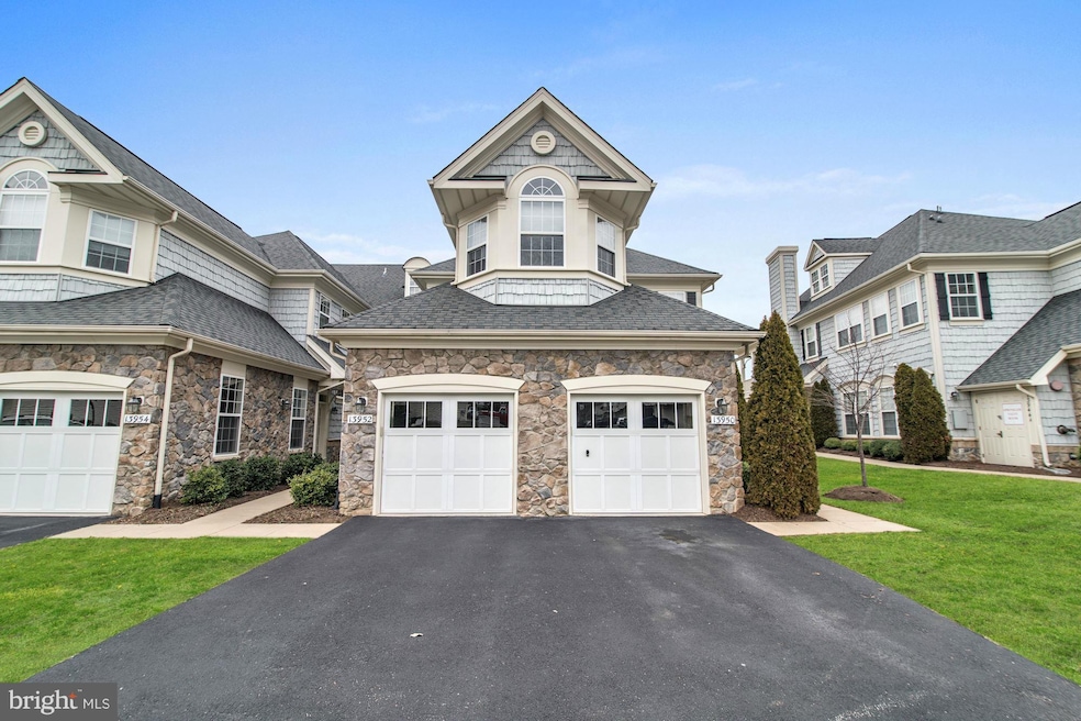 13952 Greendale Dr unit 19, Woodbridge, VA 22191 - photo 1
