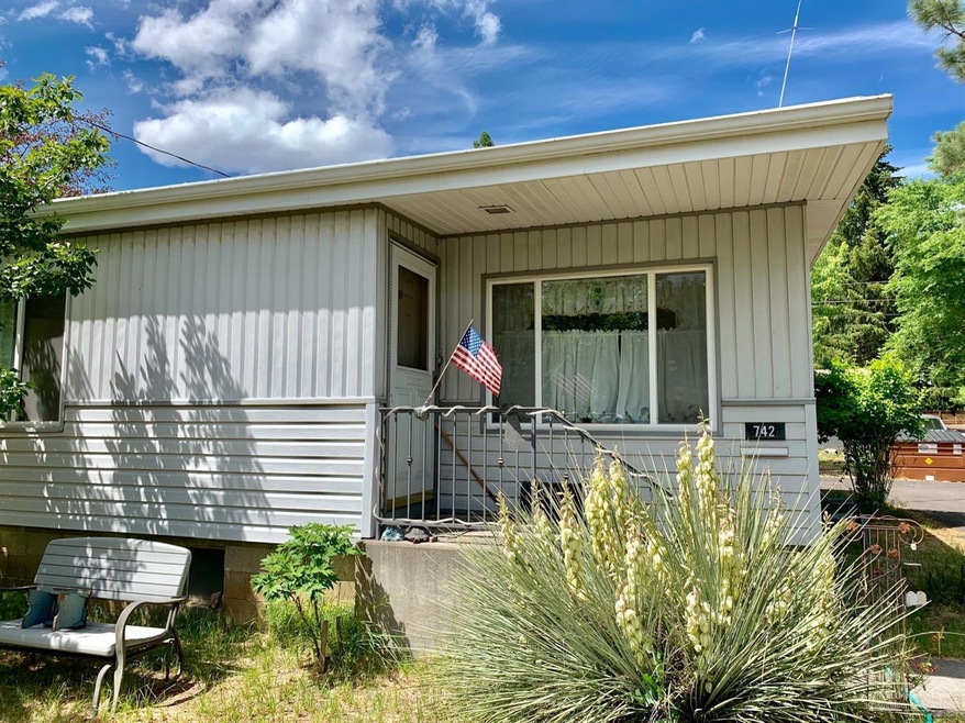 742 NW Ogden Ave, Bend, OR 97701 - photo 1