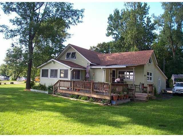 Exterior Front Spacious waterfront cottage-NEW ROO