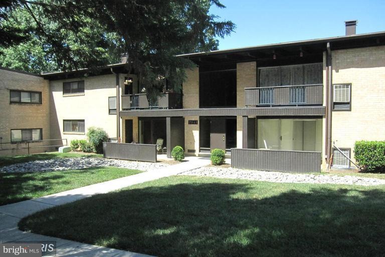 7841 Enola St unit 106, McLean, VA 22102 - photo 1