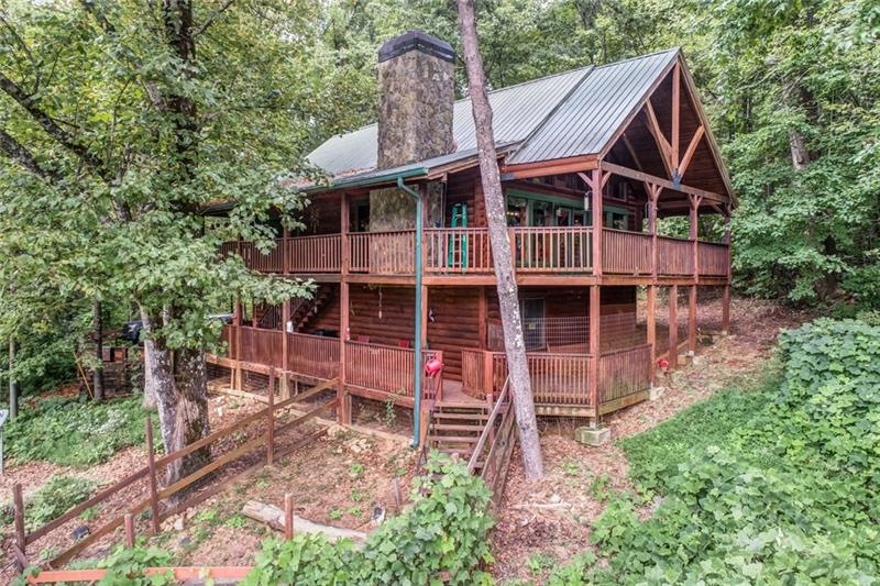 This charming Tennessee log home offers lots of pr