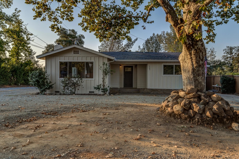 1505 Mistletoe Ln, Redding, CA 96002 - photo 1