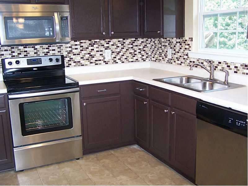 Kitchen. New stainless still appliances, fixtures 