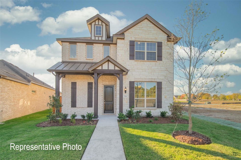 Craftsman-style house featuring a front yard