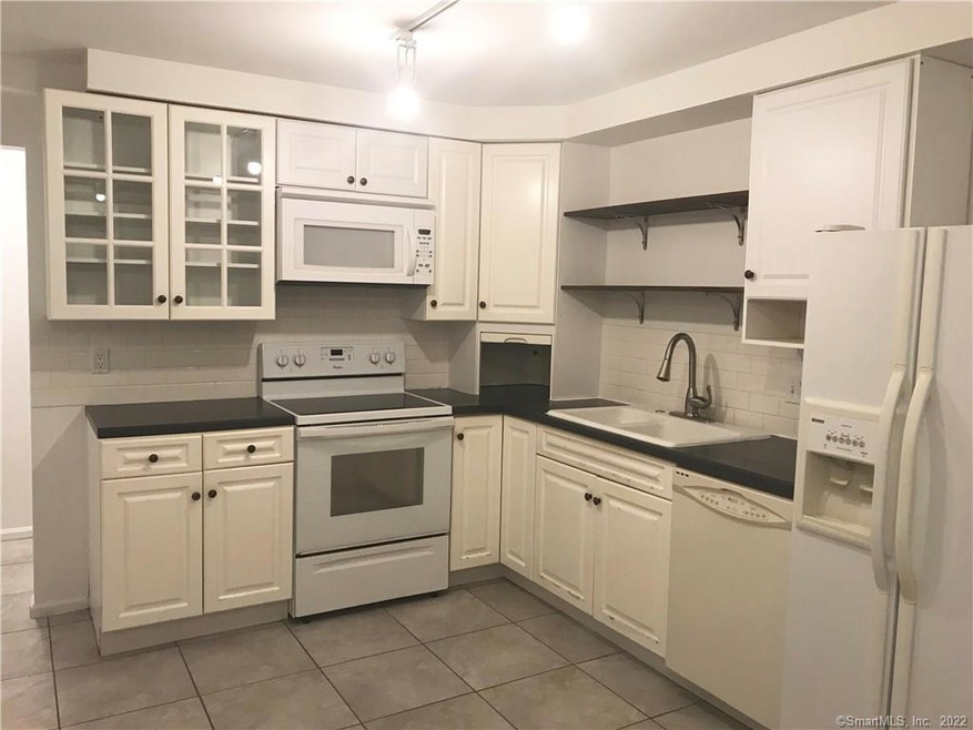 93 Lance Cir unit 93, Bridgeport, CT 06606 - photo 1