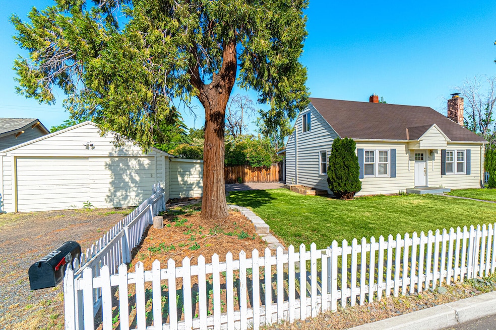 207 SW 12th St, Redmond, OR 97756 - photo 1