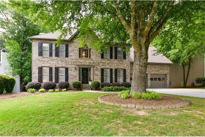 Gorgeous Brick Front Home in a Sought After Commun