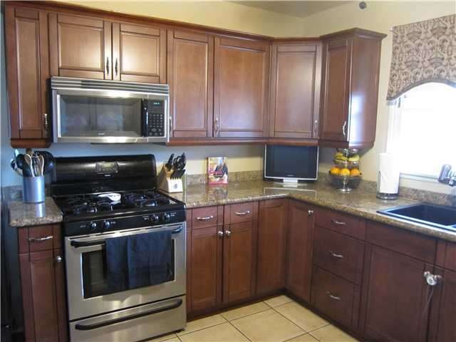 Kitchen Remodeled in 2006. Plenty of Cabinet space