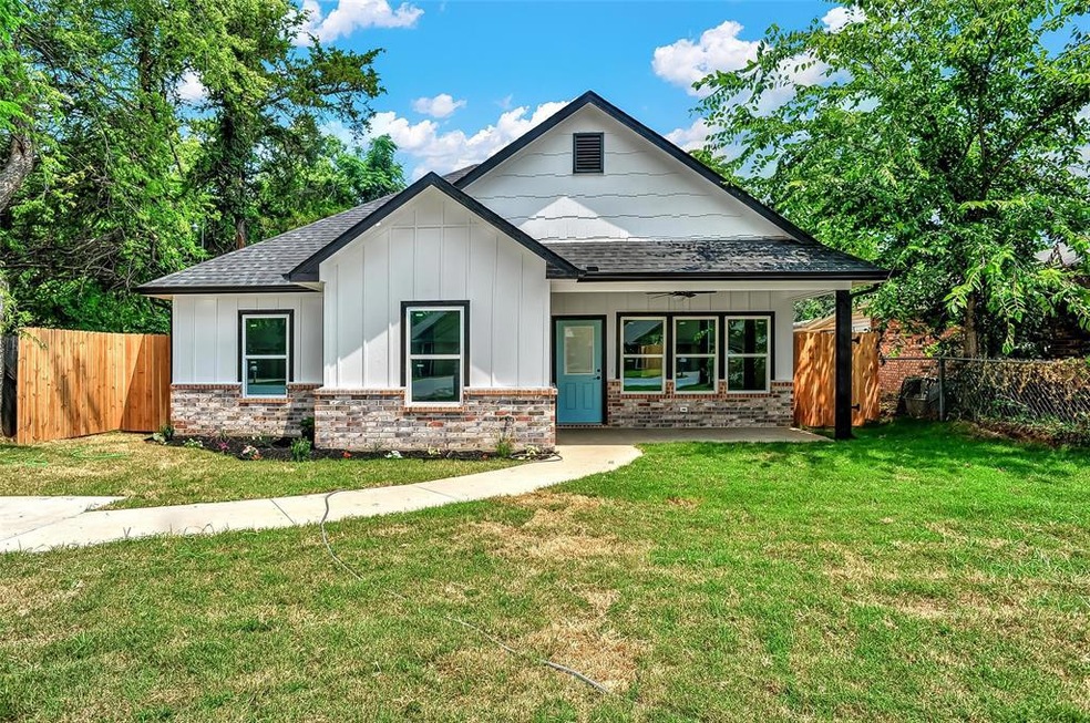 1023 W Coffin St, Denison, TX 75020 - photo 1