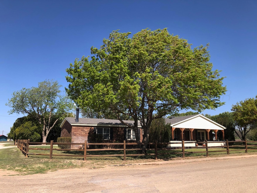 203 Pine St, McLean, TX 79057 - photo 1