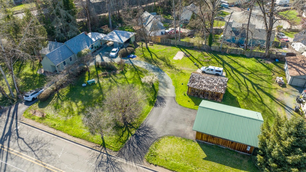 1780 Cloverlawn Dr, Grants Pass, OR 97527 - photo 1