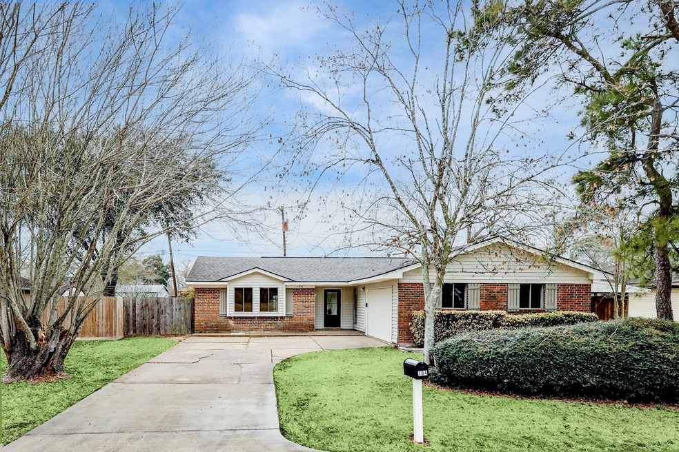 104 Mary Ann Dr, Friendswood, TX 77546 - photo 1