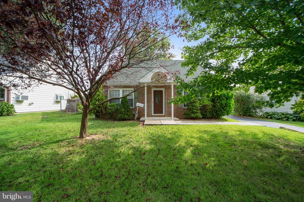 858 Bobwhite Ln, Secane, PA 19018 - photo 1