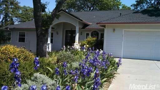 Level lot in front.  Slopes down in back.  Ranchos