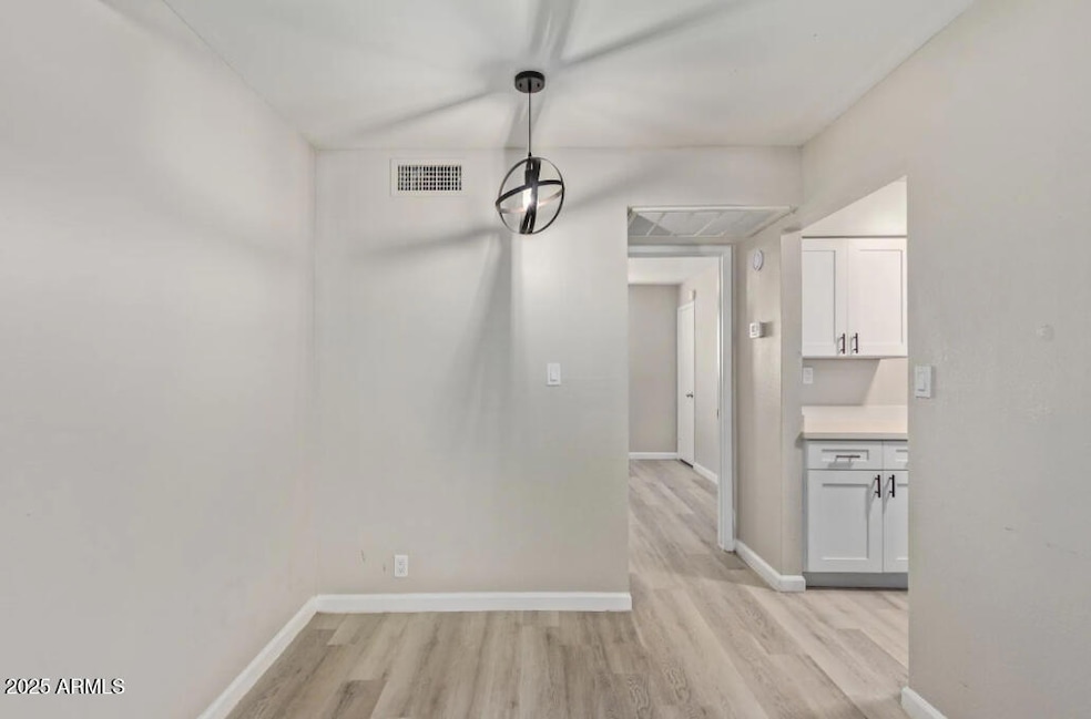 3406 E Pinchot Ave unit 12, Phoenix, AZ 85018 - photo 1