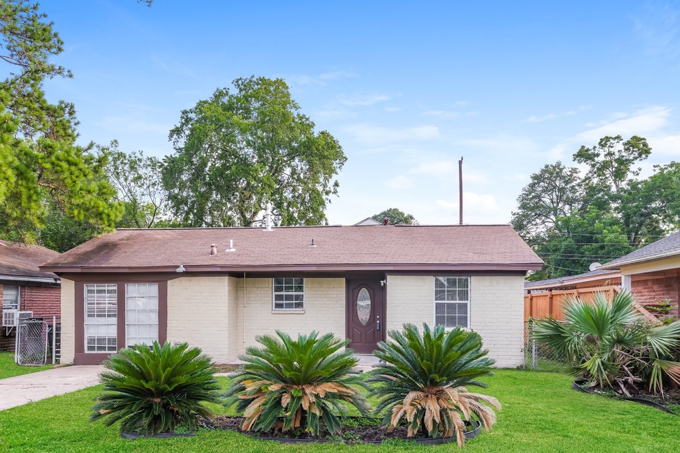 2434 Mayview Dr, Houston, TX 77091 - photo 1