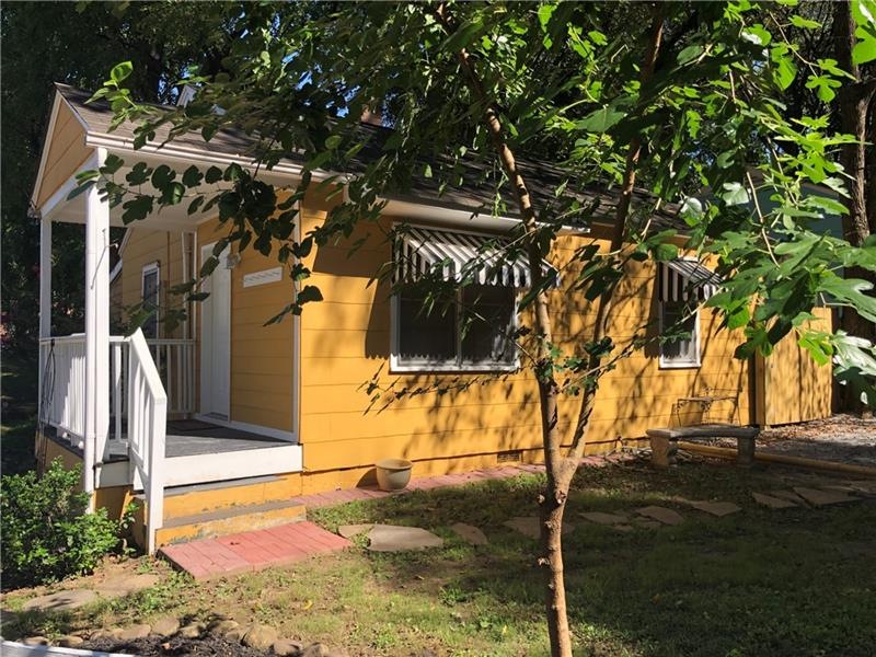 Super cute 2/1 on corner lot with 2 car parking an