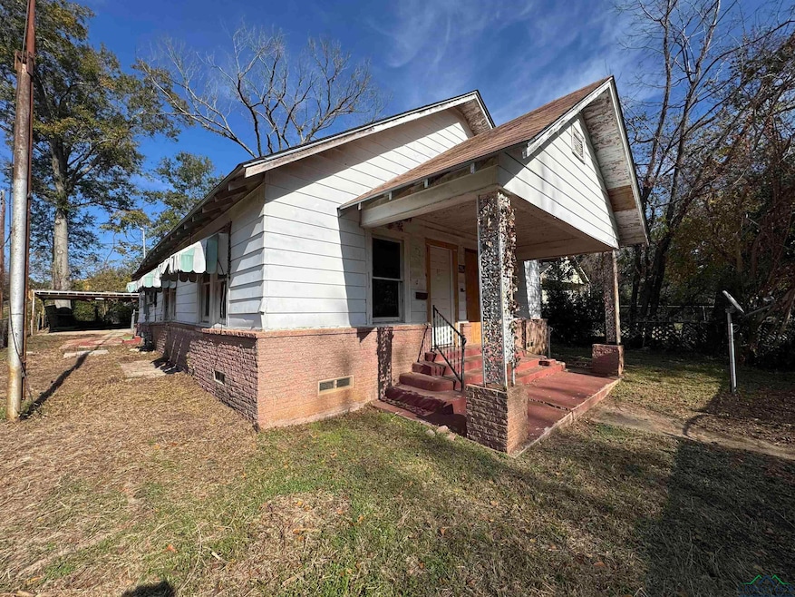 View of front of home featuring a front yard