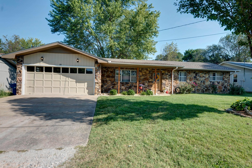 201 W Mcconnell St, Nixa, MO 65714 - photo 1