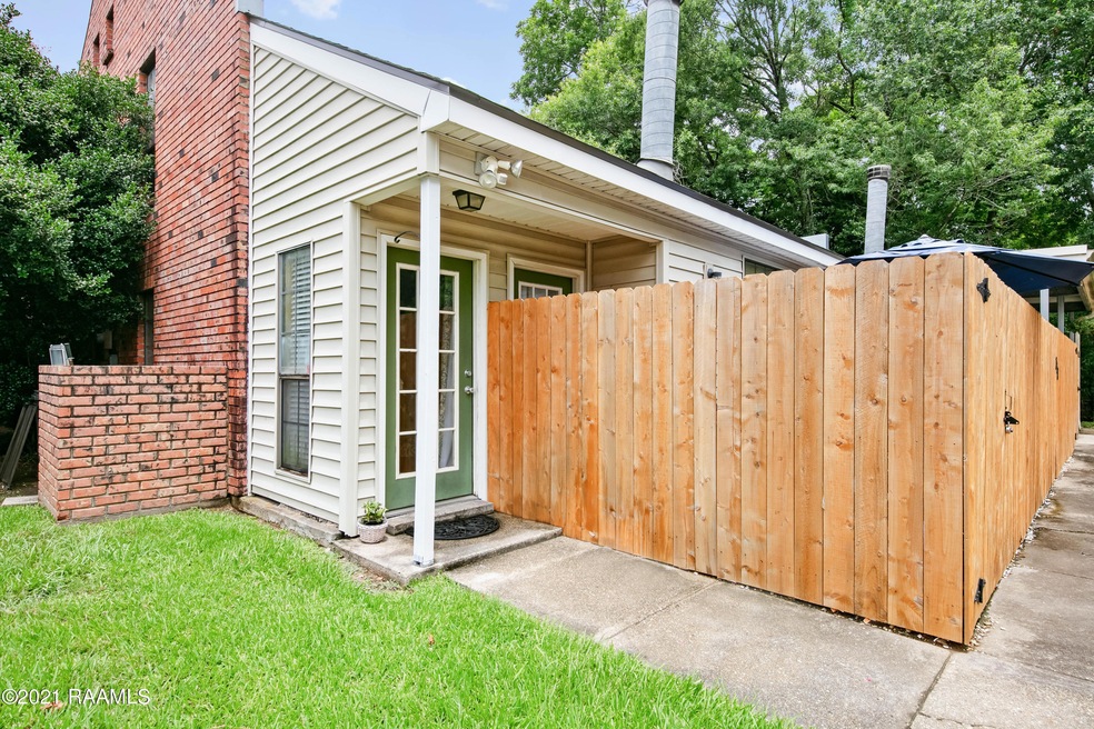 208 Yvonne St C -2