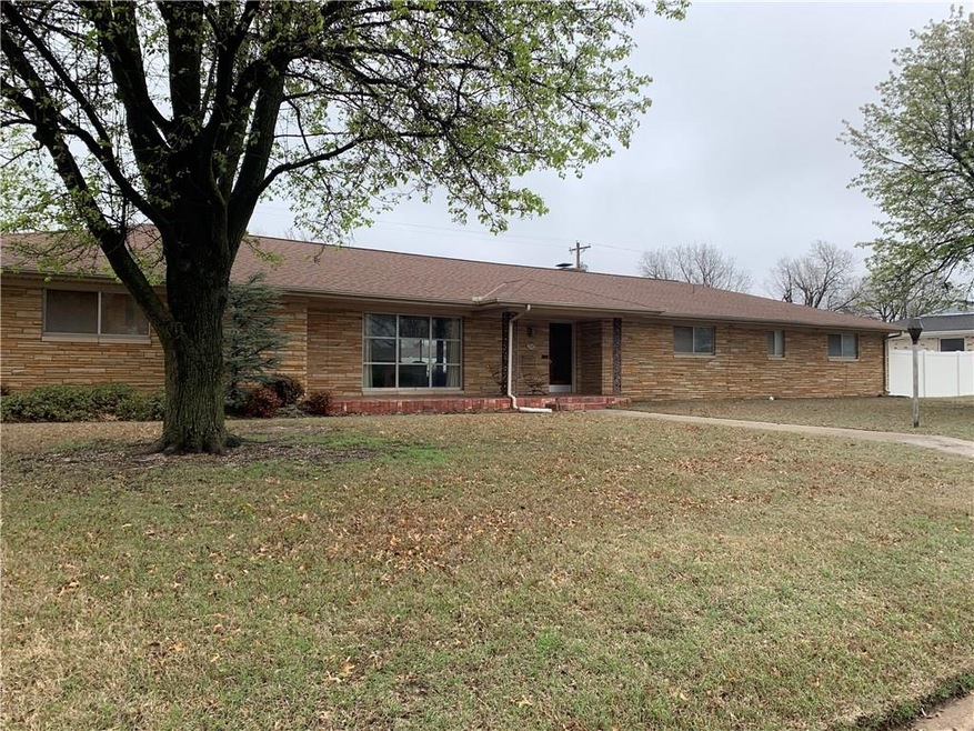 204 E Elizabeth St, Shawnee, OK 74804 - photo 1