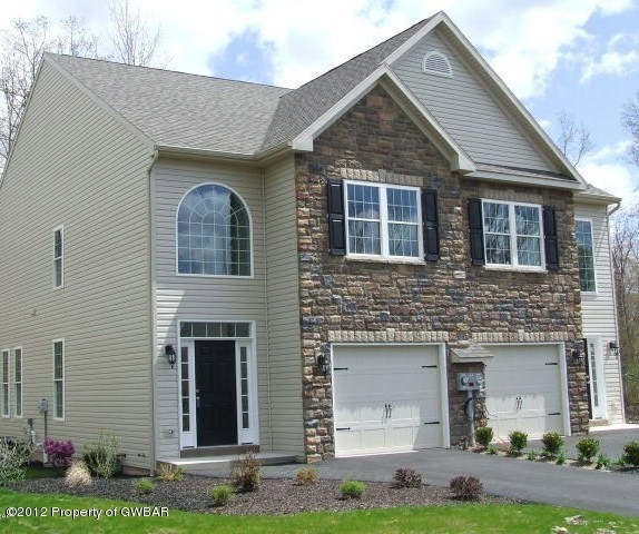 223 Twins Ln, Mountain Top, PA 18707 - photo 1