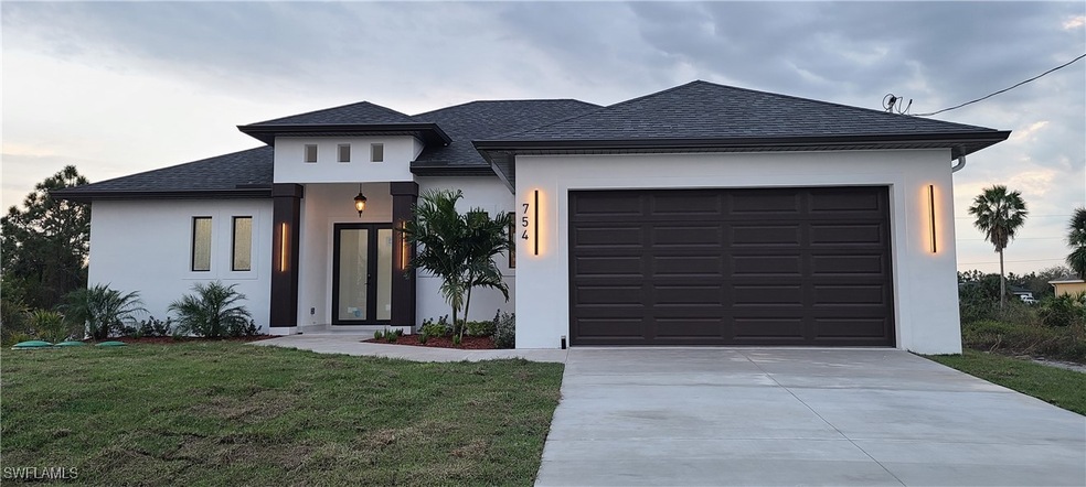 View of front of property featuring a front lawn a