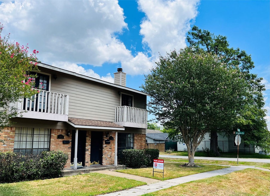 315 E 10th St unit B, Houston, TX 77008 - photo 1