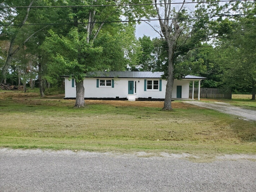 Charming Country home, Great neighborhood and awesome location just off of Hwy 53 in Manchester.