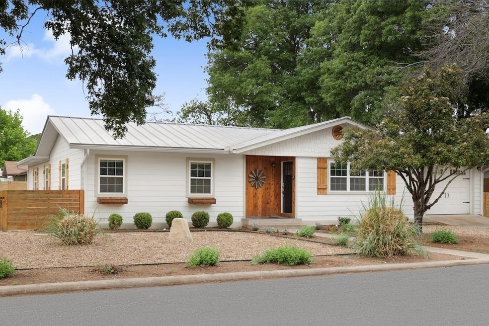 902 N Adams St, Fredericksburg, TX 78624 - photo 1