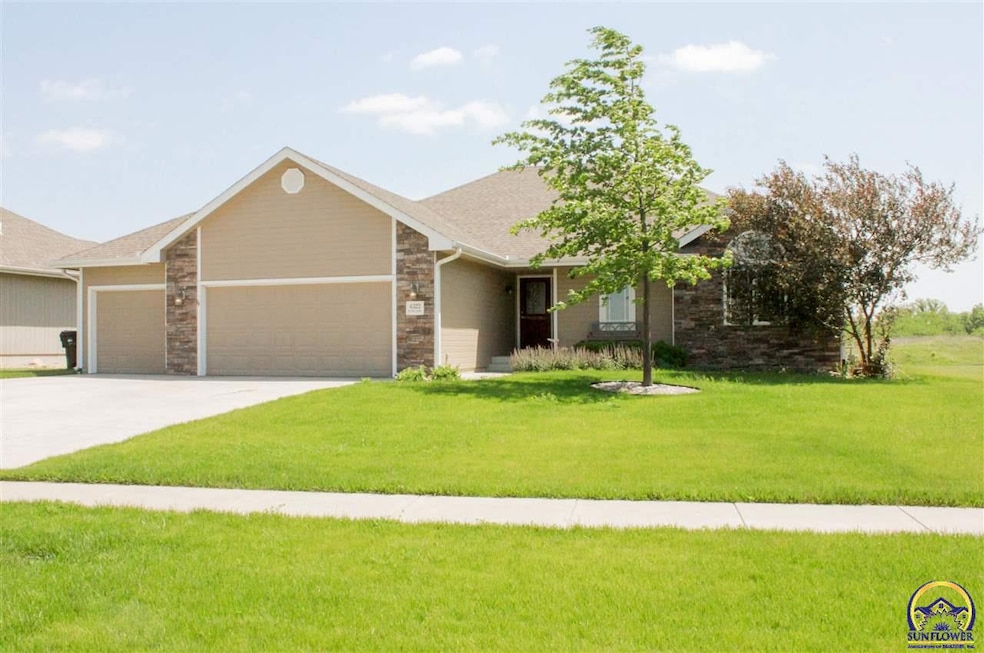 4322 SW Misty Harbor Dr, Topeka, KS 66610 - photo 1