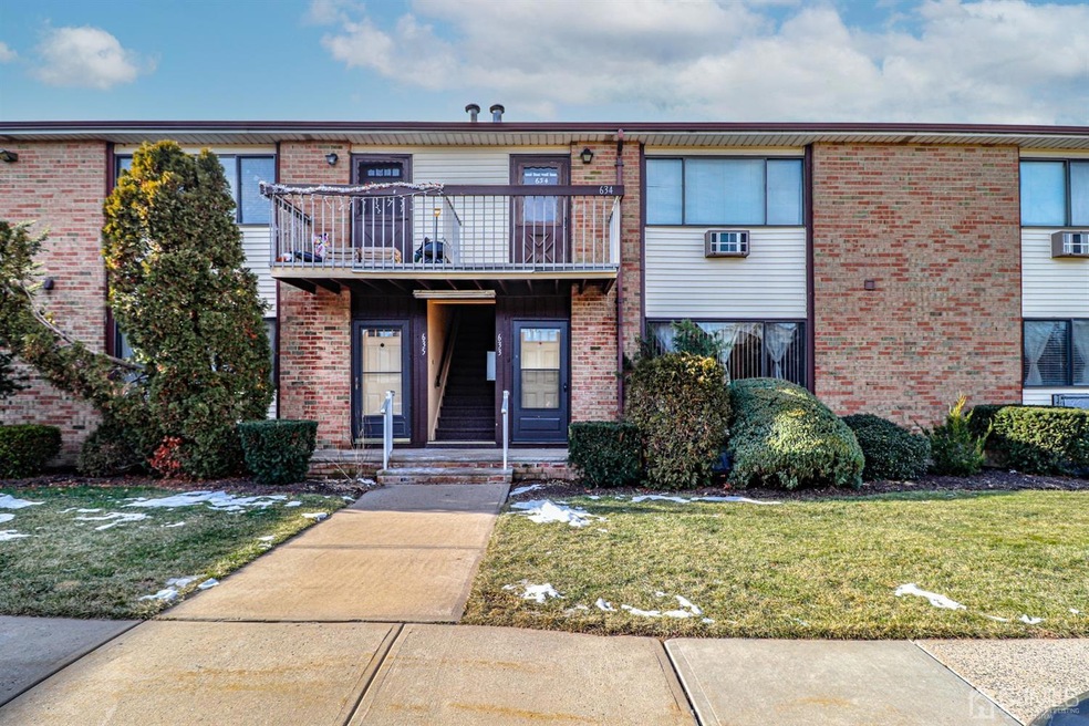 633 Cricket Ln, Woodbridge, NJ 07095 - photo 1