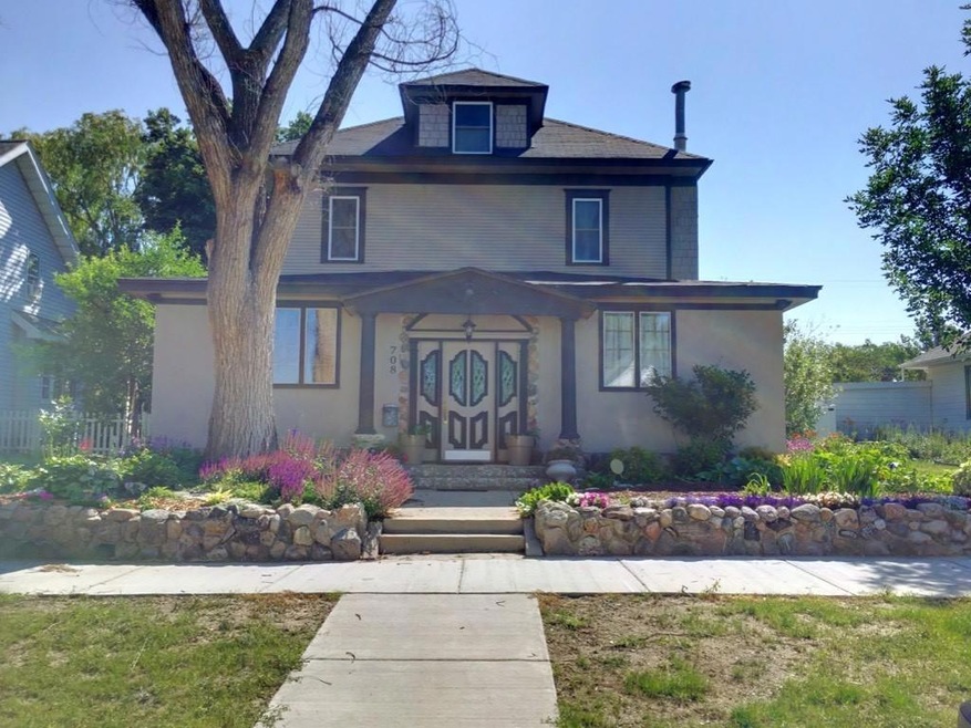 708 1st Ave. E.<|><|>