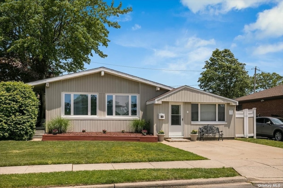 646 Dolores Ln, Bethpage, NY 11714 - photo 1