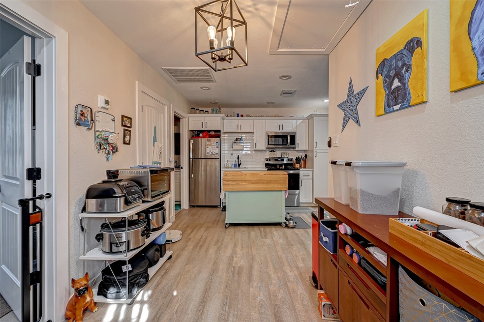 1008 Walton St unit A, Houston, TX 77009 - photo 1