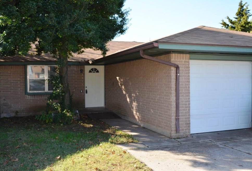 1012 Swan Lake Ct, Edmond, OK 73003 - photo 1