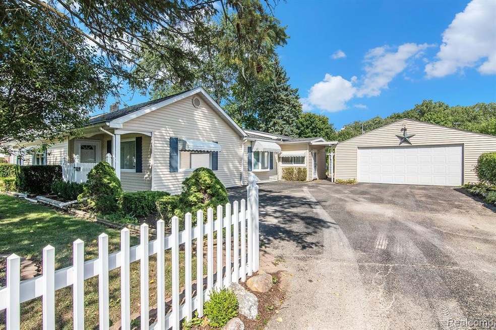 2186 Disch St, Flushing, MI 48433 - photo 1