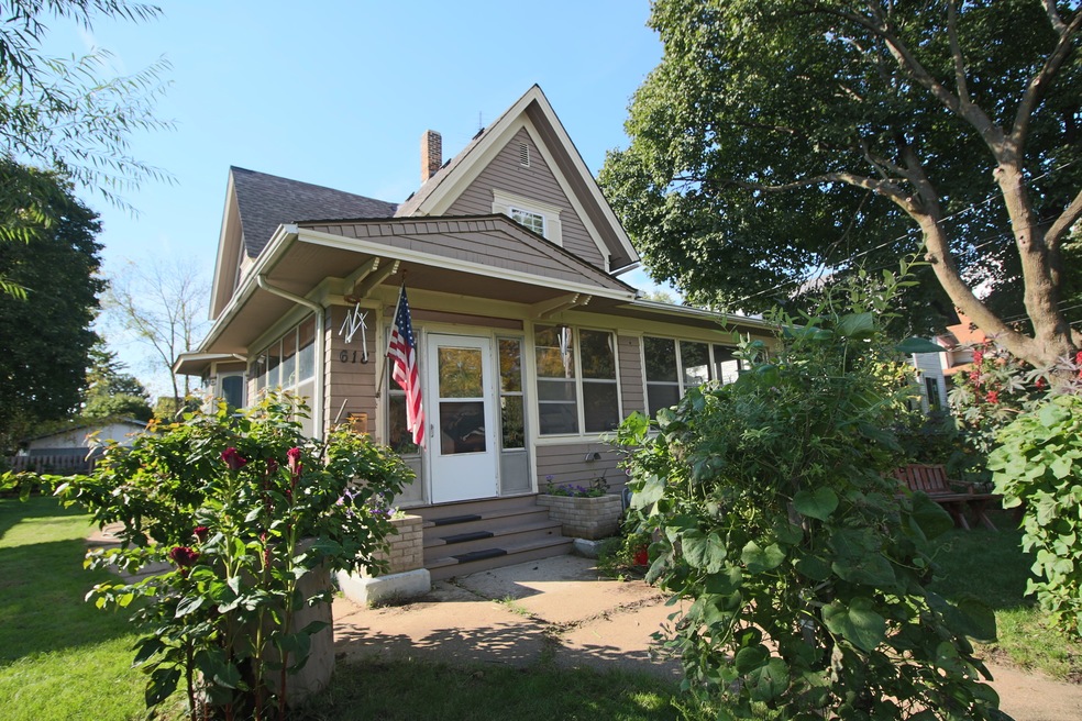 618 Douglas Ave, Elgin, IL 60120 - photo 1