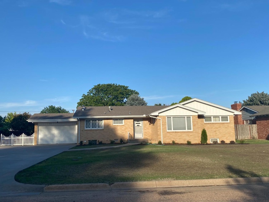 1108 S Monroe St, Hugoton, KS 67951 - photo 1
