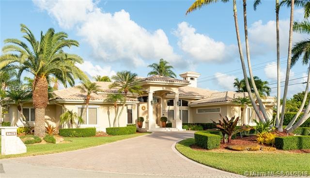 Home is centrally located on a cul-de-sac corner l