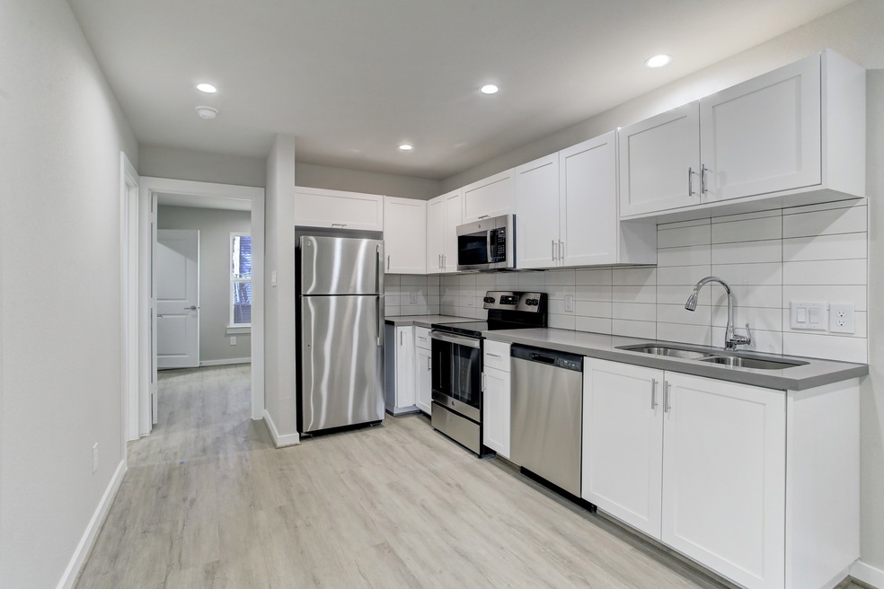 645 E 11th 1/2 St unit 1, Houston, TX 77008 - photo 1