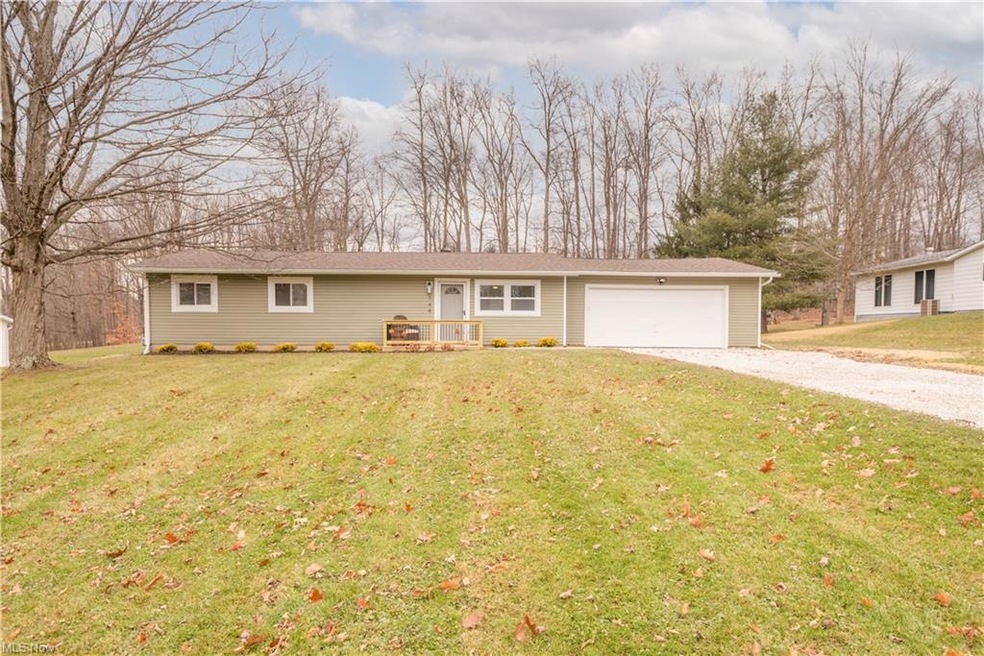 744 Robinhood Dr, Aurora, OH 44202 - photo 1