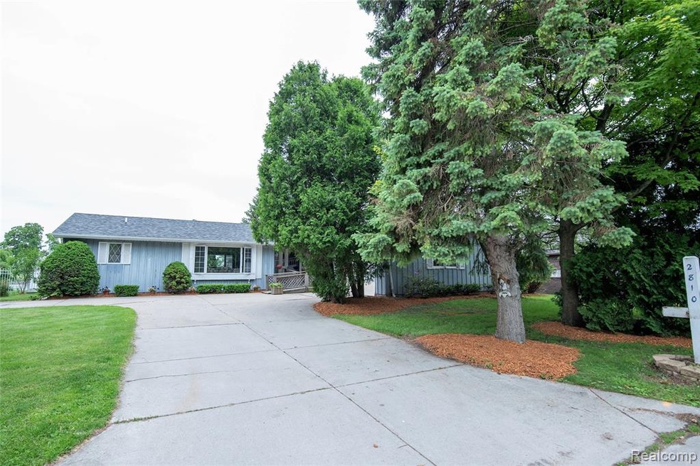 2810 Riverwood Ct, Port Huron, MI 48060 - photo 1